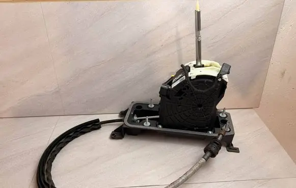 Volkswagen Touran III Gear shifter/selector 5QB713023B 5QA713266