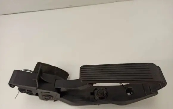 Mercedes-Benz E W211 Accelerator throttle pedal A2113000404 A2113010001