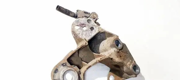 Engine mounting bracket