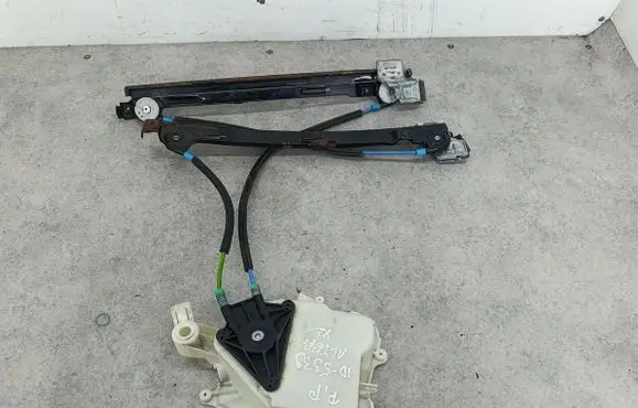 Seat Altea XL Front door window regulator with motor 