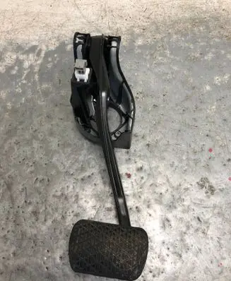 Mercedes-Benz E W212 Brake pedal A2042902001BILI A2042902001