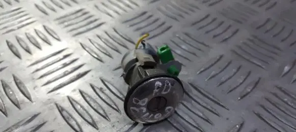 Nissan Primera Front door lock (next to the handle) 