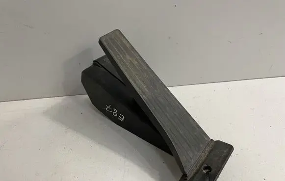 BMW 1 E81 E87 Accelerator throttle pedal 6786589