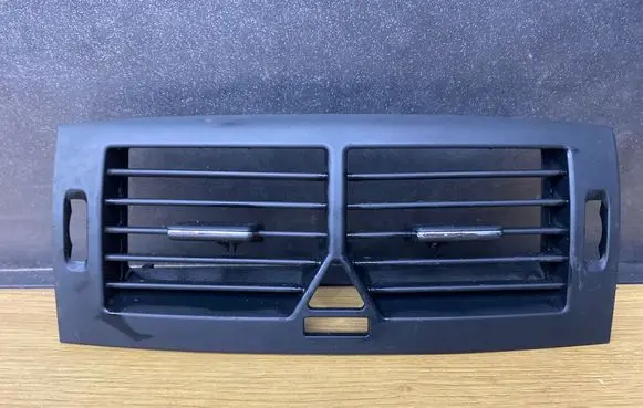 Mercedes-Benz B W245 Dash center air vent grill 