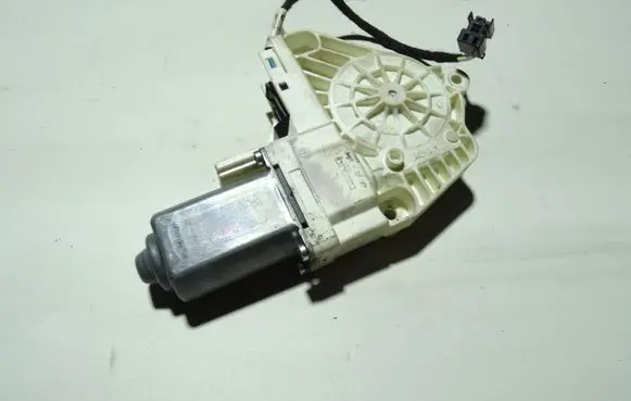 Rear door manual window regulator