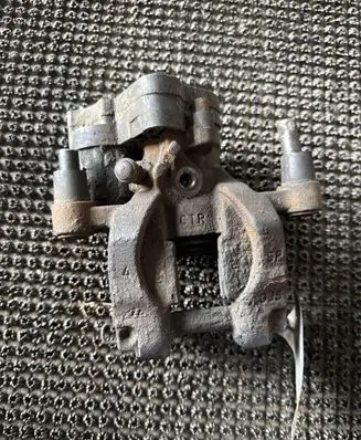 Volkswagen PASSAT B8 Rear brake caliper 3Q0615423