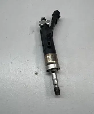 Peugeot 5008 II Fuel injector 9810335380