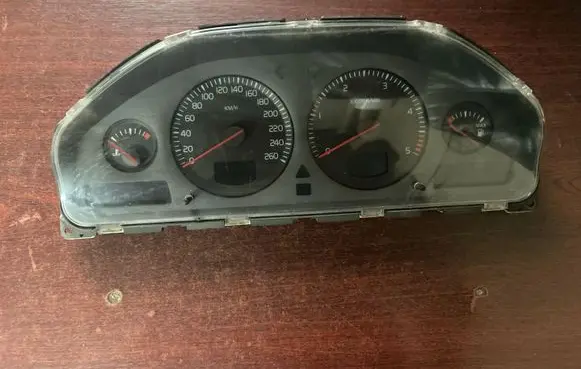 Volvo V70 Speedometer (instrument cluster) 9459821