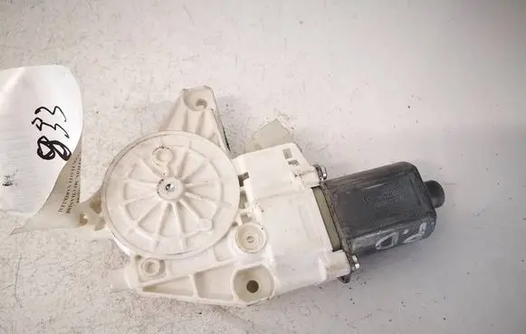 Mercedes-Benz GL X166 Front door window regulator motor A1669060301 0130822755