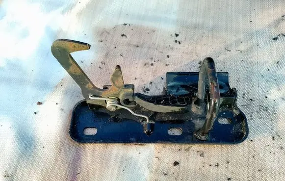 Volkswagen Golf V Engine bonnet/hood lock/latch loop/hook 1K0823480