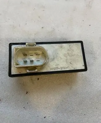 Volkswagen Golf III Coolant fan relay 357919506D 898722000