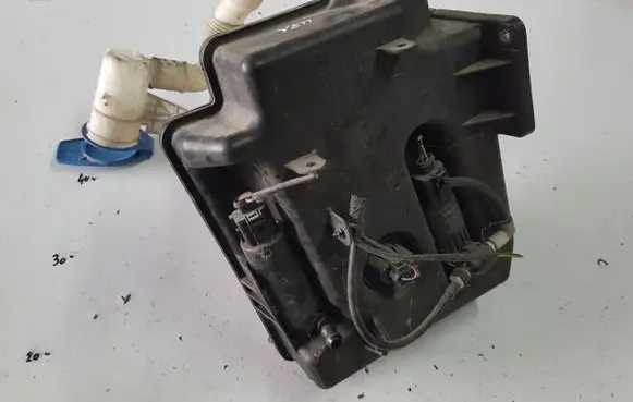 Skoda Yeti (5L) Windshield washer fluid reservoir/tank