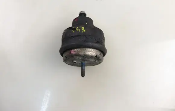 Engine mount vacuum valve