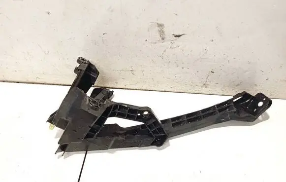 Honda CR-V Headlight/headlamp mounting bracket