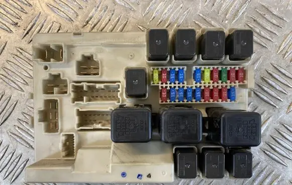 Nissan Murano Z50 Fuse module 284B7CD710 3278 4L22