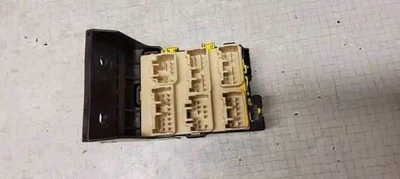 Toyota Avensis T250 Fuse module 8273405030