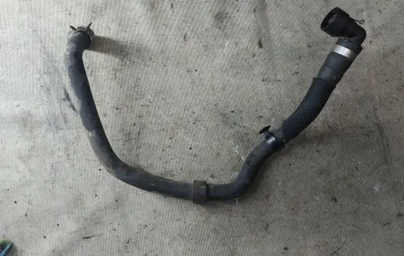 Coolant pipe/hose