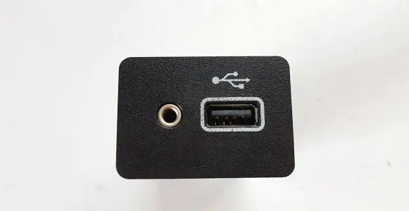 Nissan Navara D23 USB socket connector 284H35FA0C 971111581B