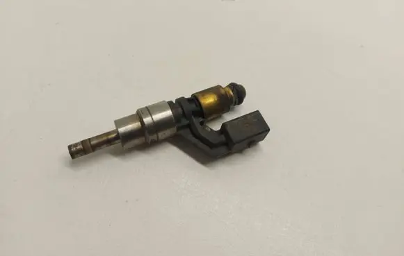 Volkswagen Golf V Fuel injector 03C906036A