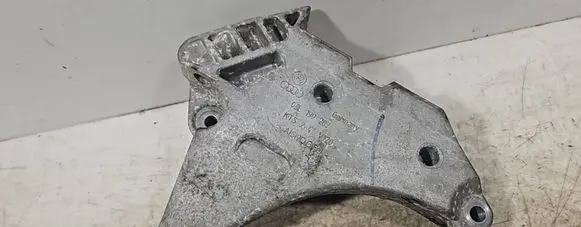 Skoda Octavia Mk2 (1Z) Engine mounting bracket 03L199207