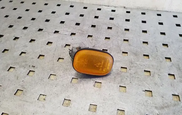 Toyota Previa (XR30, XR40) II Front fender indicator light E13013047