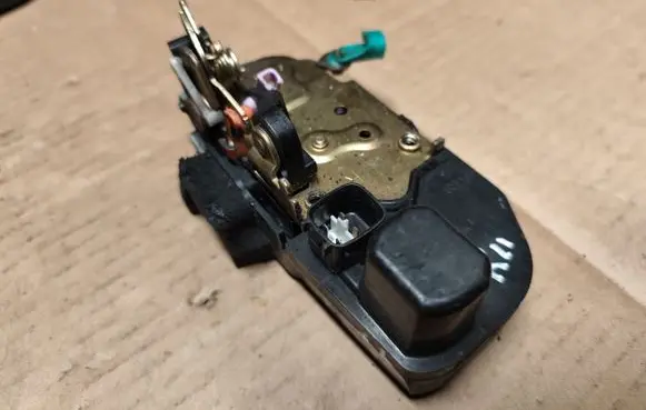 Jeep Cherokee III KJ Rear door lock