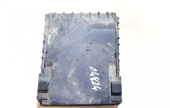 Volkswagen Golf Plus Fuse box cover 1k0937132f 017180061