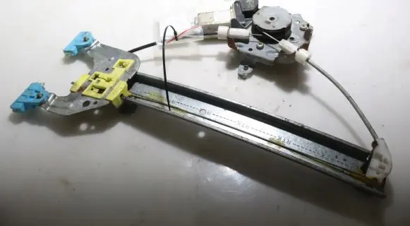 Nissan Altima Rear window lifting mechanism without motor