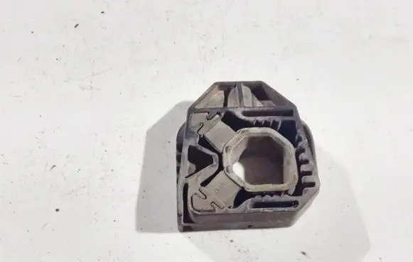Volkswagen PASSAT B6 Radiator mount bracket 