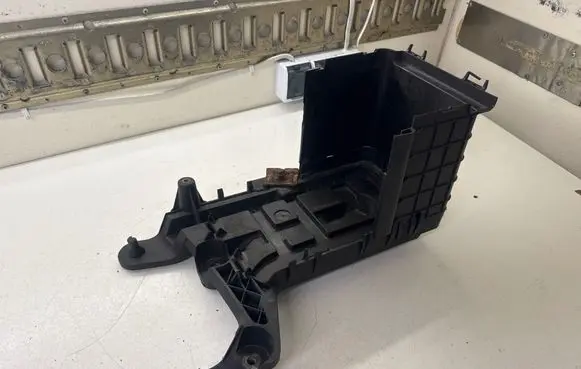 Volkswagen Caddy Battery box tray 1K0915333B