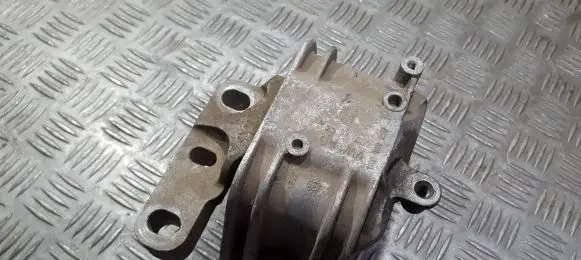 Engine mount bracket