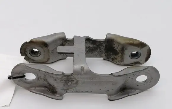 Mercedes-Benz CLA C117 X117 W117 Engine mounting bracket A2462400809