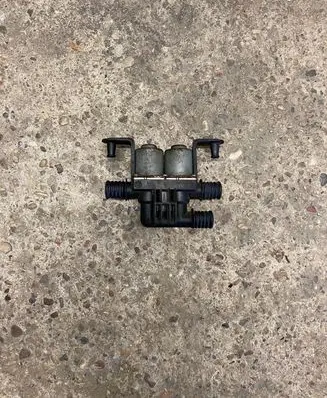 BMW 5 E39 Coolant heater control valve 64116906657 1147412159