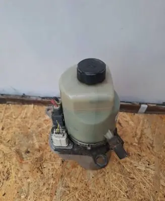 Ford Kuga I Power steering pump 4M513K514CB