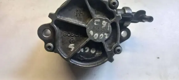 Ford Focus Vacuum pump D1561A 17020