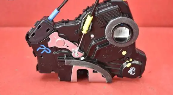 Toyota Auris E180 Front door lock A084219