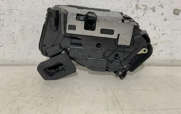 Volkswagen PASSAT B8 Front door lock 5TB837016D