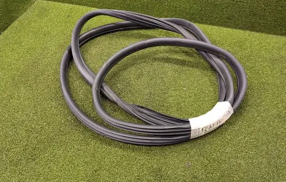Opel Vivaro Rubber seal front coupe door 