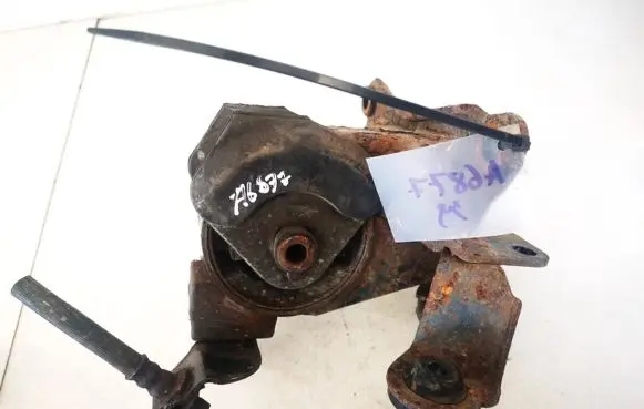 Nissan X-Trail T30 Engine mount bracket