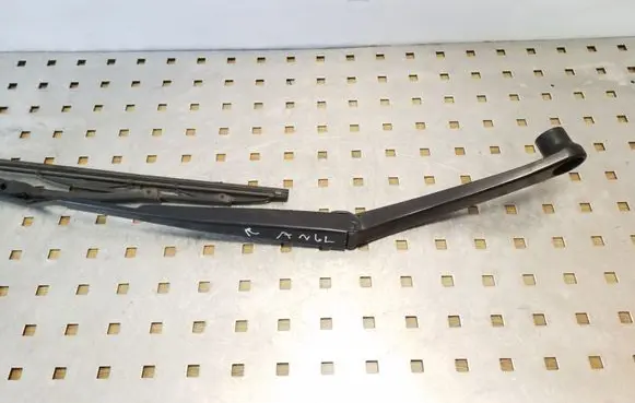 Chrysler 300 - 300C Front wiper blade arm