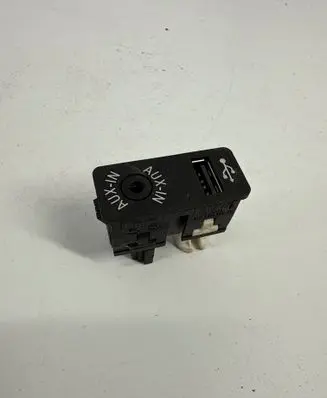 BMW M4 F82 F83 USB socket connector 9229246 MD169593