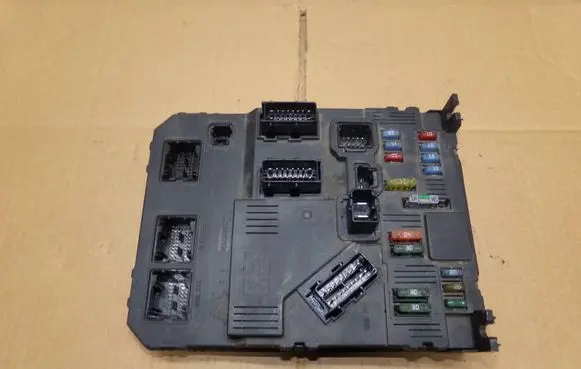 Citroen Berlingo Fuse module 9657999680
