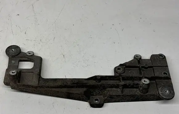 Volkswagen PASSAT B6 Engine mounting bracket 03G131159