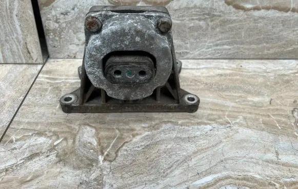 Maserati Ghibli Gearbox mounting bracket 670004299