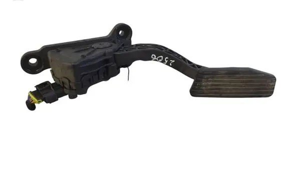 Accelerator throttle pedal