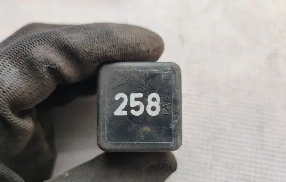 Volkswagen Golf III Other relay 443911261