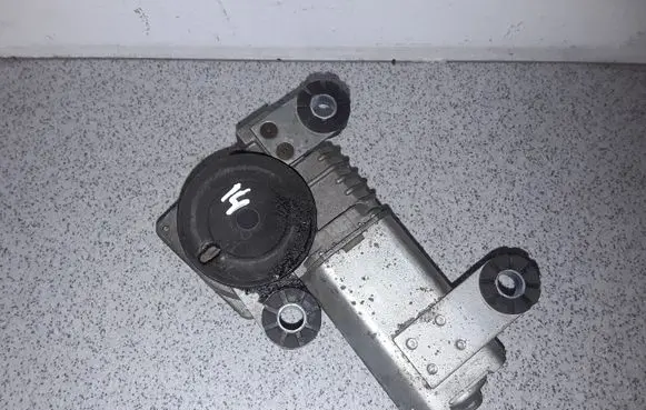 BMW 5 E39 Wiper motor 8361640