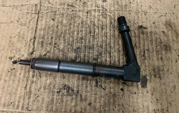 Nissan King Cab, Navara Fuel injector 484100