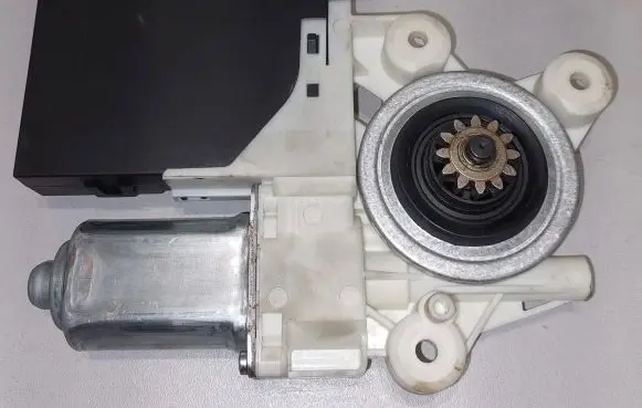 Volvo S40 Front door window regulator motor 30737675