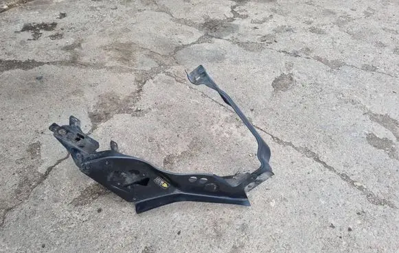 Mercedes-Benz CLS C219 Headlight/headlamp mounting bracket